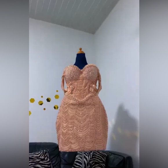 This is a plus size 1x-2x - Picture 3 of 3